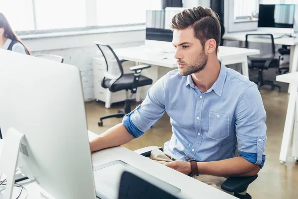 Uomo d'affari che utilizza il computer desktop — Foto Stock