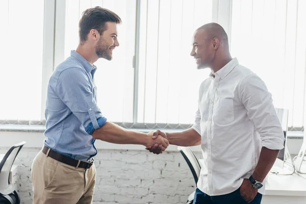 Affärsmän skakar hand — Stockfoto