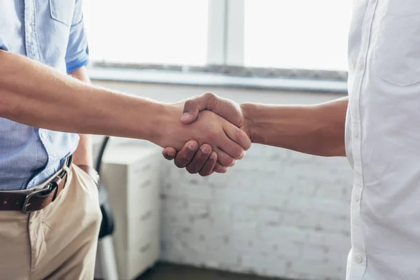 Zakenmensen schudden elkaar de hand — Stockfoto