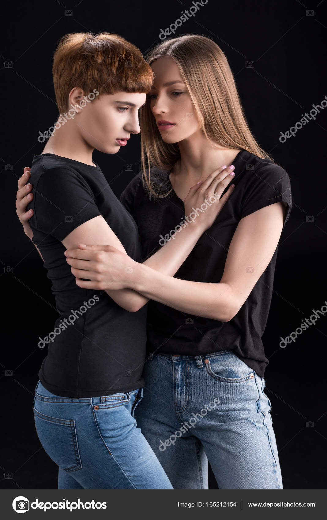 Лесбиянки обнимаются стоковое фото ©DimaBaranow 165212154
