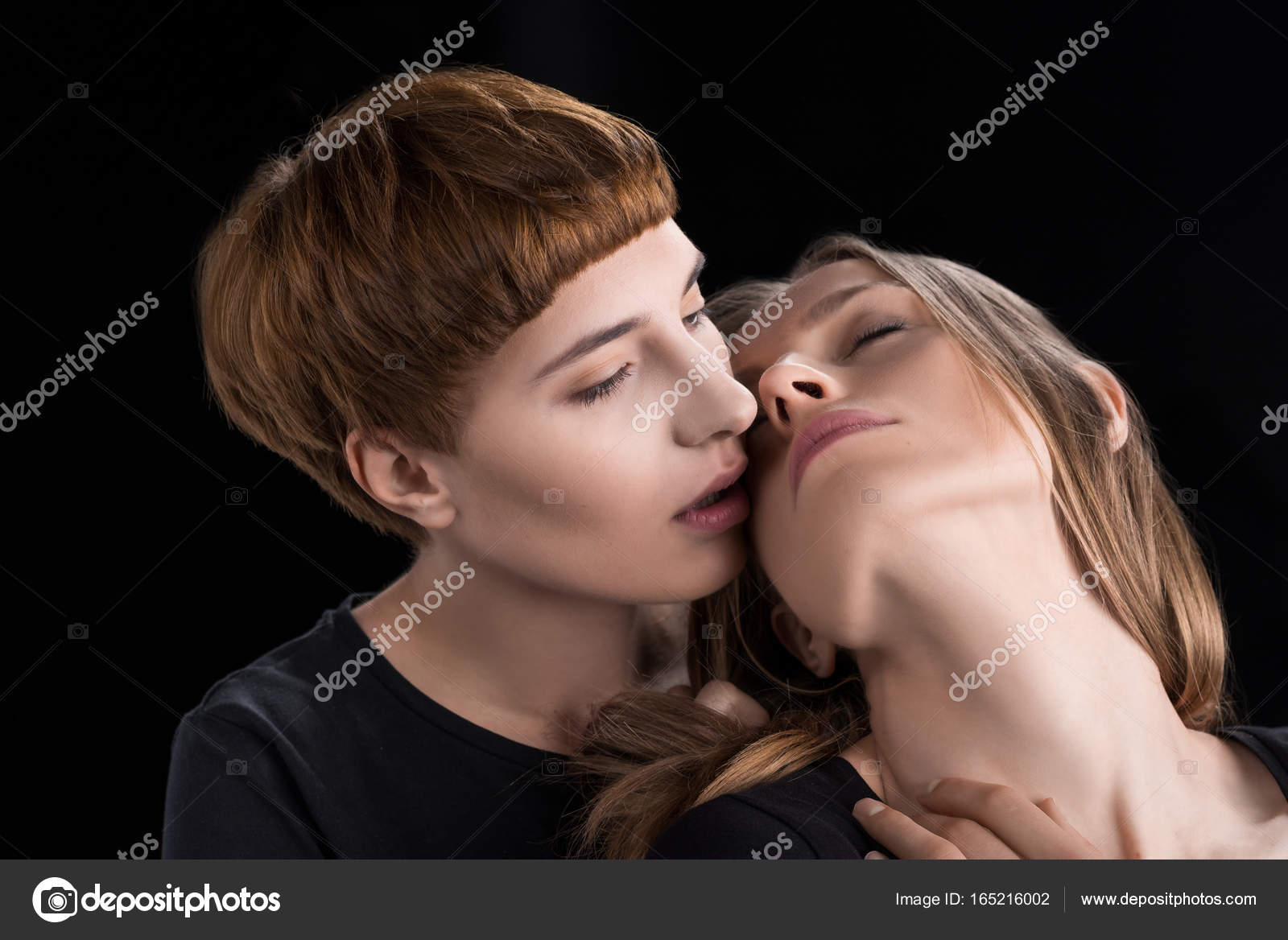 Лесбийская пара склоняется к поцелую стоковое фото ©DimaBaranow 165216002