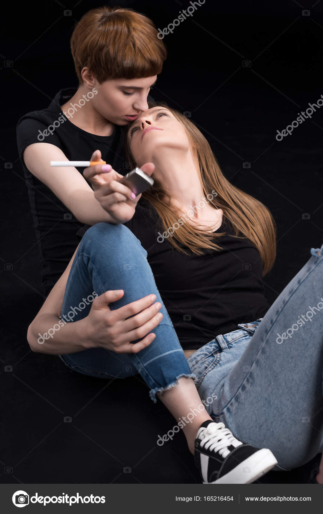 Лесбиянки обнимаются стоковое фото ©DimaBaranow 165216454