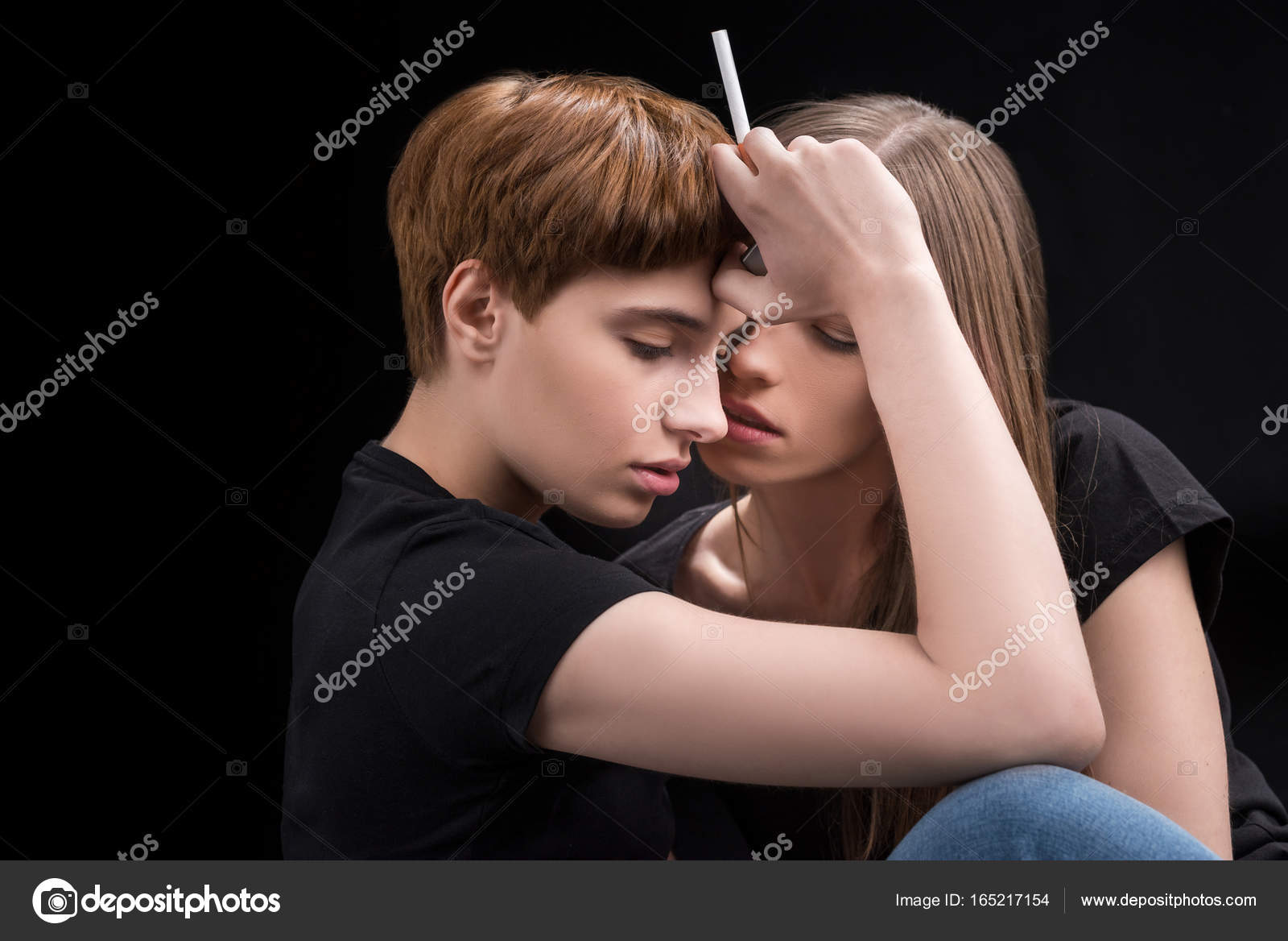 Couple de lesbiennes embrassant — Photographie DimaBaranow ... Couple de lesbiennes embrassant — Photographie DimaBaranow ...