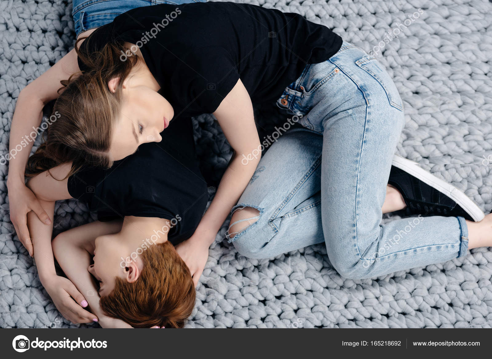 Лесбийская пара лежит вместе стоковое фото ©DimaBaranow 165218692