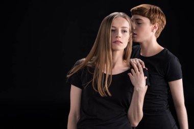 Kadın kız omuz dokunmadan