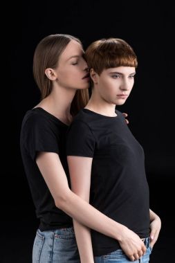 genç kadın kucaklama kız