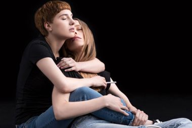 Lezbiyen çift kucaklaşıyor