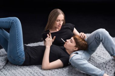 Battaniye var kız arkadaşımla yatan genç kadın