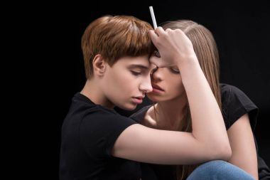 Lezbiyen çift kucaklaşıyor