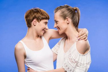 lezbiyen çift sarılma