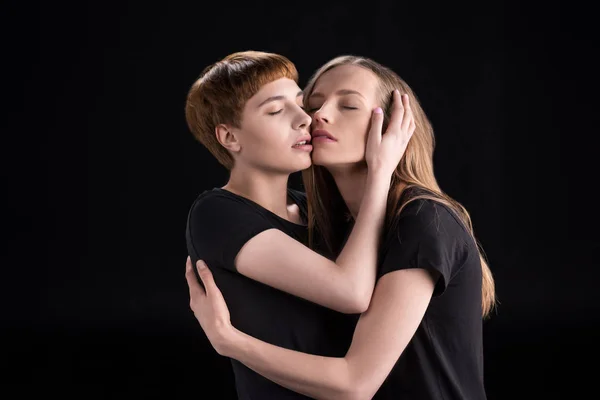Lesbianas pareja abrazando — Foto de stock gratis