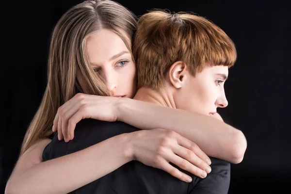 Lesbisch koppel knuffelen — Stockfoto