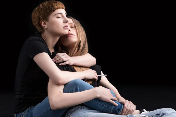 Lesbianas pareja abrazando — Foto de Stock