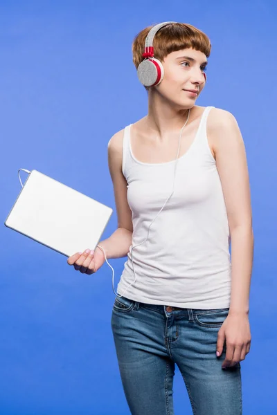 Mujer joven en la celebración de la tableta digital — Foto de stock gratuita