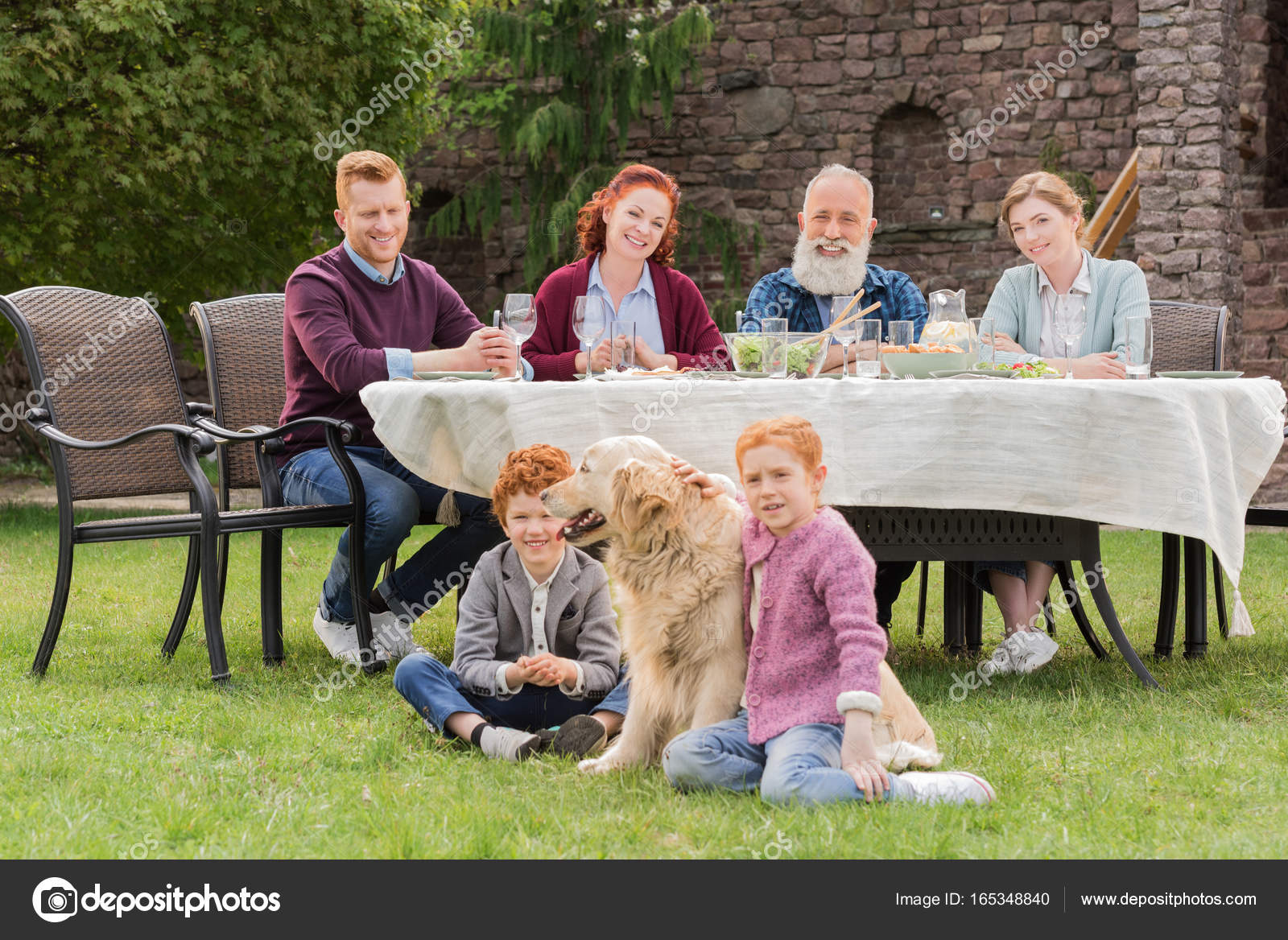 Familia cenando en el campo: fotografía de stock © DimaBaranow