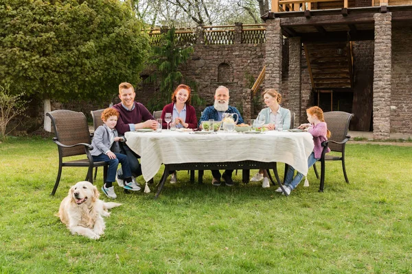 Perhe päivällisellä maaseudulla — kuvapankkivalokuva