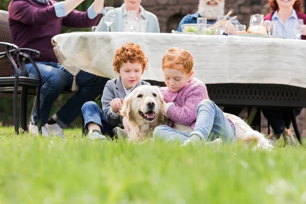 Kids playing with dog — Stock Photo, Image