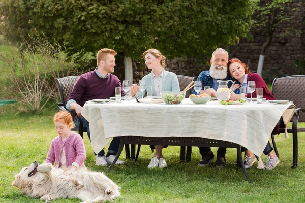 Mehrgenerationenfamilie beim Abendessen — Stockfoto
