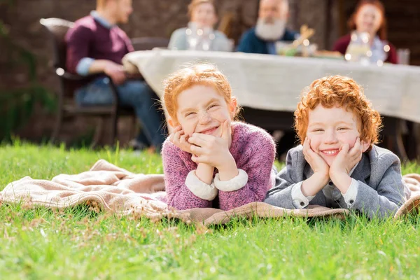 Kinderen rustend op groene gras — Stockfoto