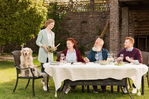 Aile birlikte yemek yiyor. — Stok fotoğraf