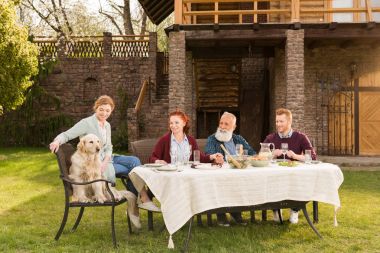 Aile birlikte yemek yiyor.