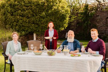 Aile birlikte yemek yiyor.