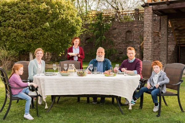 Familie diner gelet op platteland — Stockfoto