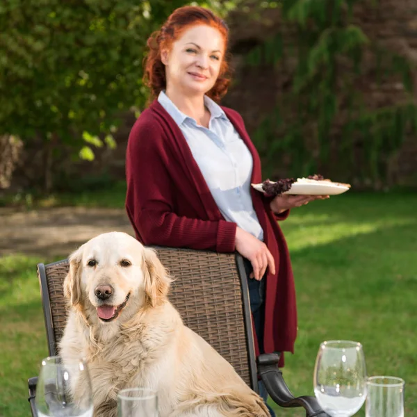 Gülümseyen kadın ve köpek — Stok fotoğraf