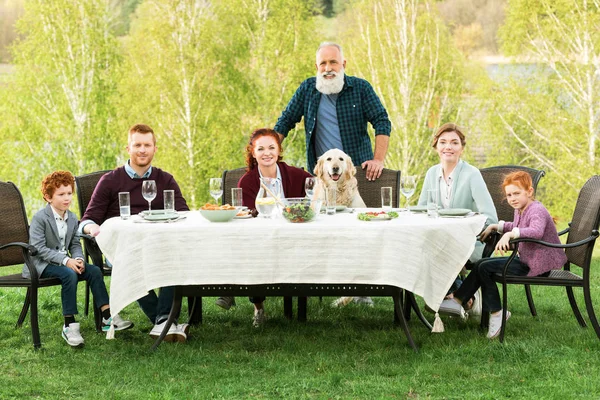 Família jantando no campo — Fotografia de Stock