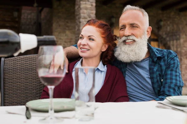 Glückliches Seniorenpaar auf dem Land — Stockfoto