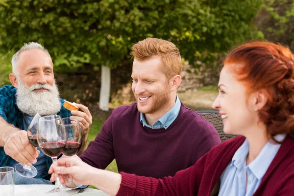 Familia tintineo vasos de vino — Foto de Stock