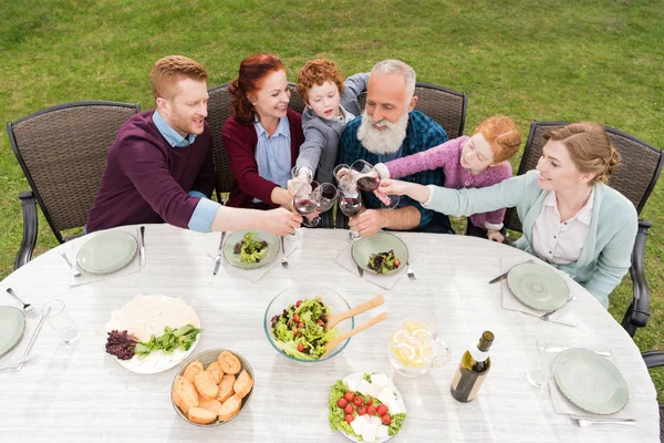 Aile bardakları tokuşturup