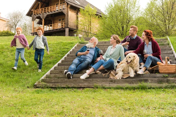 Familie beim Picknick im Dorf — Stockfoto