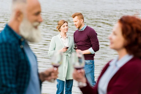 Casal com copos de vinho — Fotografia de Stock