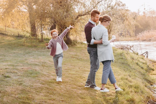 Family at countryside — Free Stock Photo