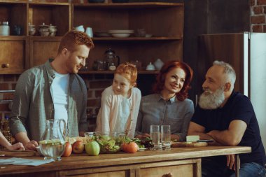 evde akşam yemeği yemek aile