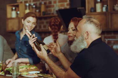 üst düzey iki şarap tartışıyor