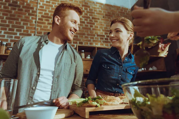 Smiling couple cooking dinner — Stock Photo, Image