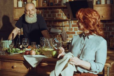 Şarap kadehi temizleyen kadın