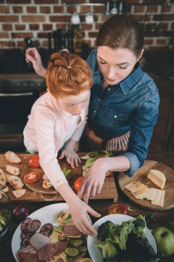 kızı ve annesi salatası yapmak