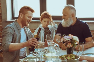 yemek yerken erkekler