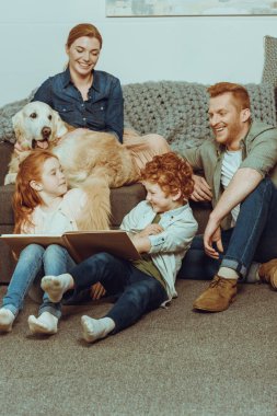 Ebeveynler ve çocuklar evde