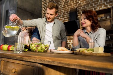 adam cam içine dökme limonata