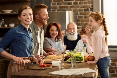 aile akşam yemeği hazırlamak
