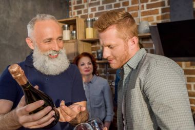 Erkekler şarap tartışıyor
