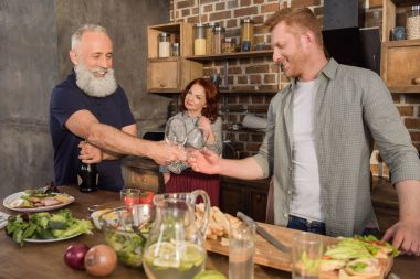 şarap bardakları ile erkekler