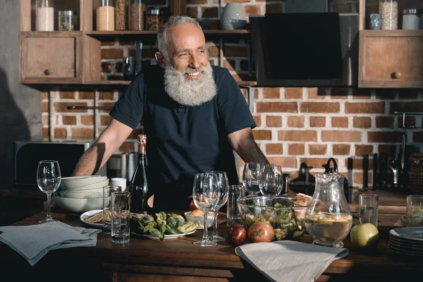 Hombre mayor sonriente en casa — Foto de Stock