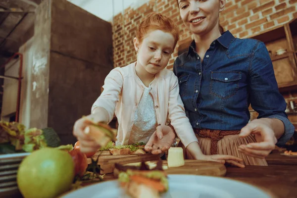 Niño ayudando a cocinar la cena — Foto de Stock