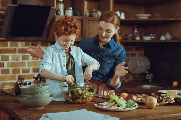 Hijo ayudando a madre a cocinar cena — Foto de Stock