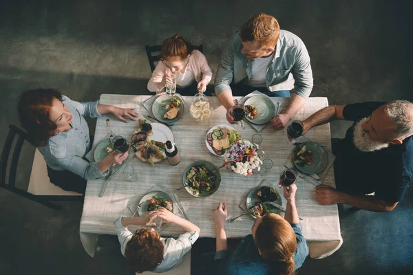 Rodinná večeřeοικογενειακό δείπνο — Φωτογραφία Αρχείου